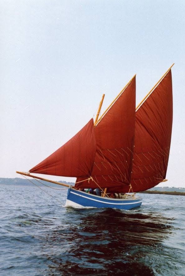 Barr Awel en navigation, voiles rouges déployées