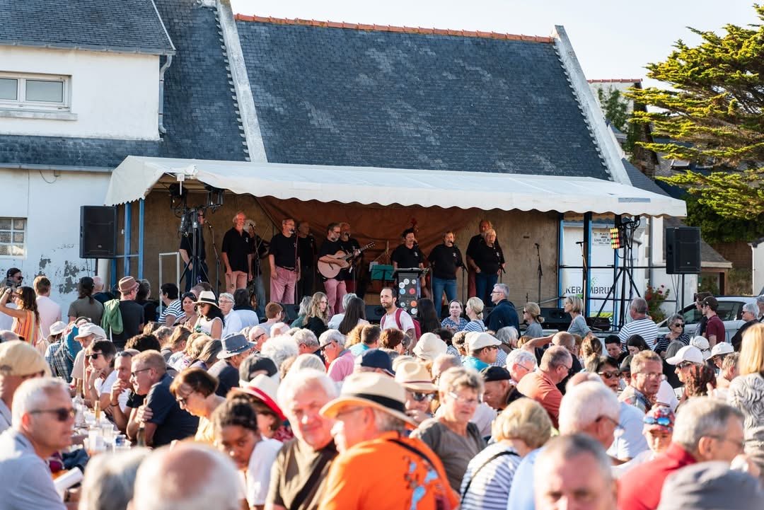 Public et concert pendant la Fête de la Sardine