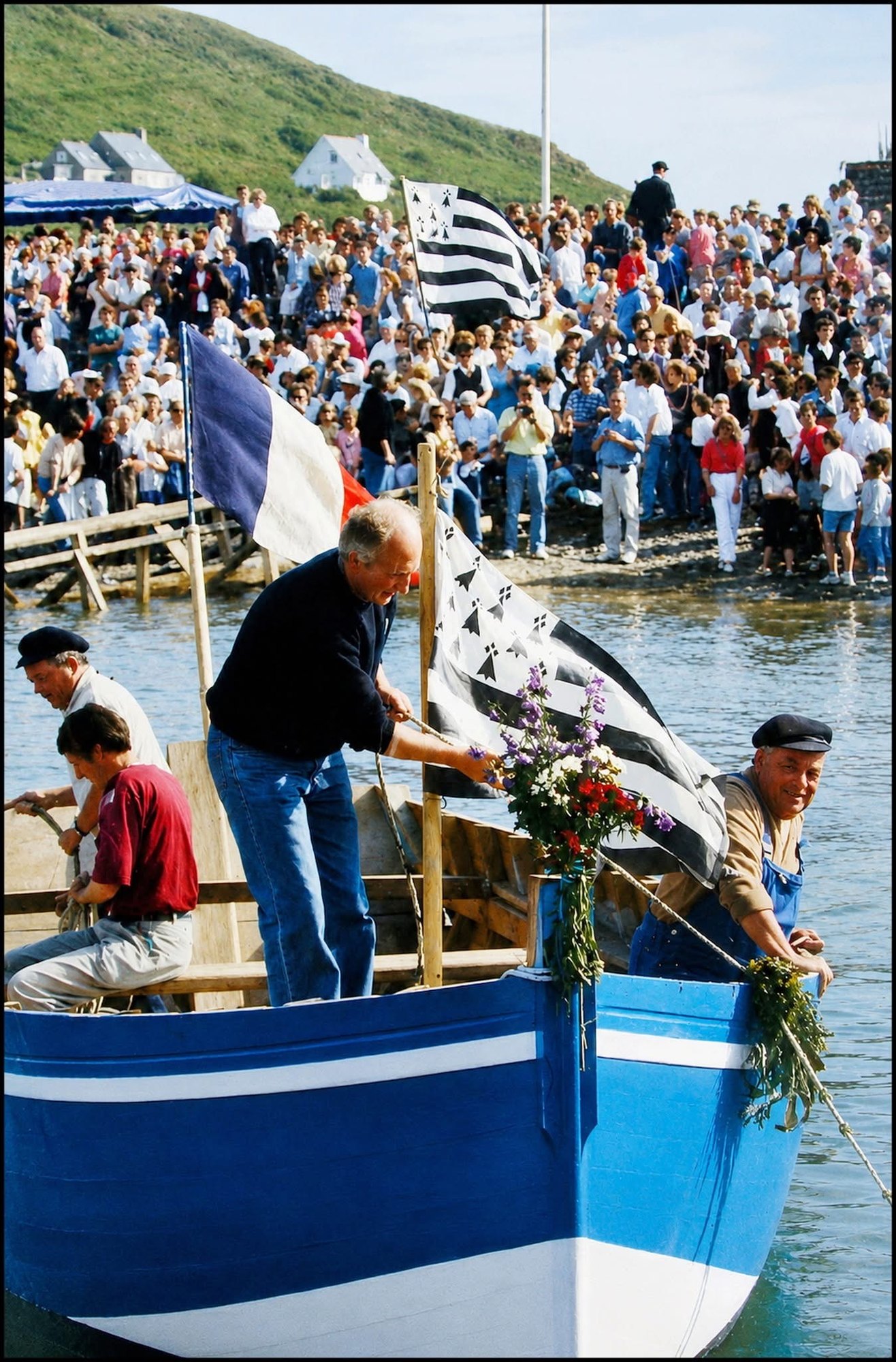 Barr Awel décoré devant le public lors d’une fête maritime